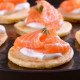 Blinis com salmão fumado e crème fraîche