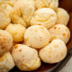 Pão de queijo com mousse de azeitona